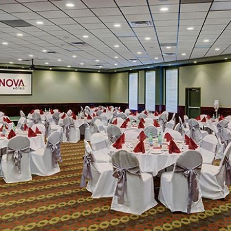 Chateau Nova Hotel Fort Mcmurray Exterior foto