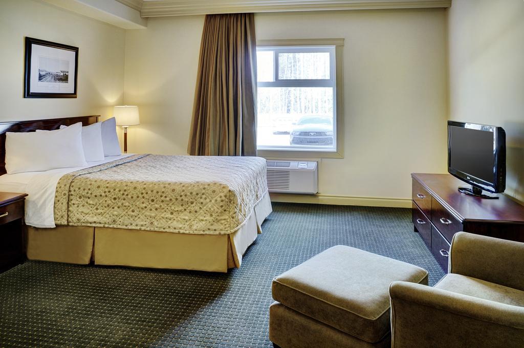Chateau Nova Hotel Fort Mcmurray Zimmer foto