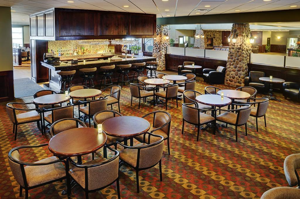 Chateau Nova Hotel Fort Mcmurray Exterior foto