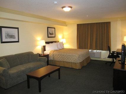 Chateau Nova Hotel Fort Mcmurray Zimmer foto