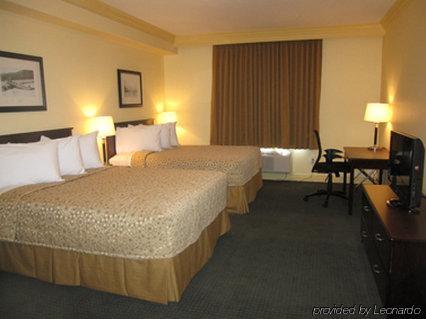 Chateau Nova Hotel Fort Mcmurray Zimmer foto