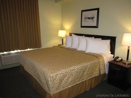 Chateau Nova Hotel Fort Mcmurray Zimmer foto